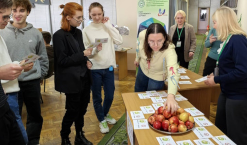 Вместо дыма – яблочный глоток. Съешь яблоко и выпей сок! Вместо дыма – яблочный глоток. Съешь яблоко и выпей сок!